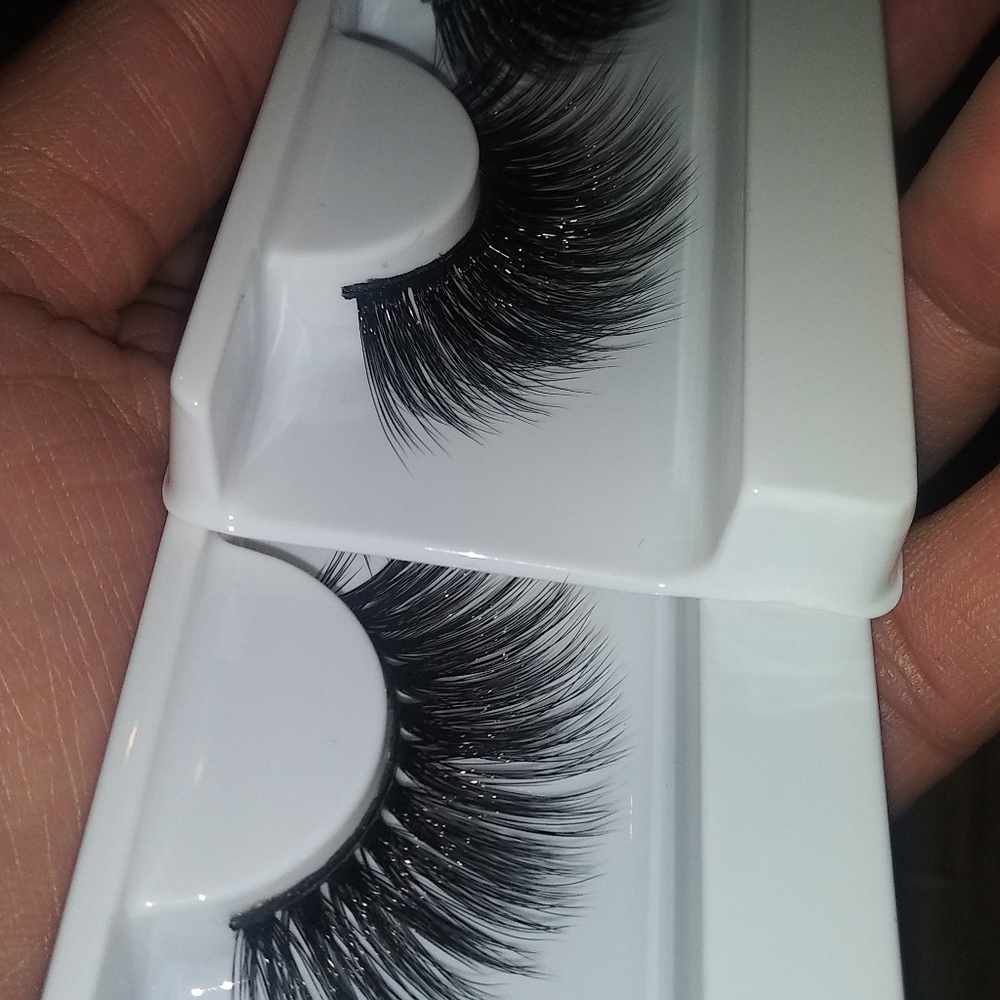 Lashes - Picture 4 of 5